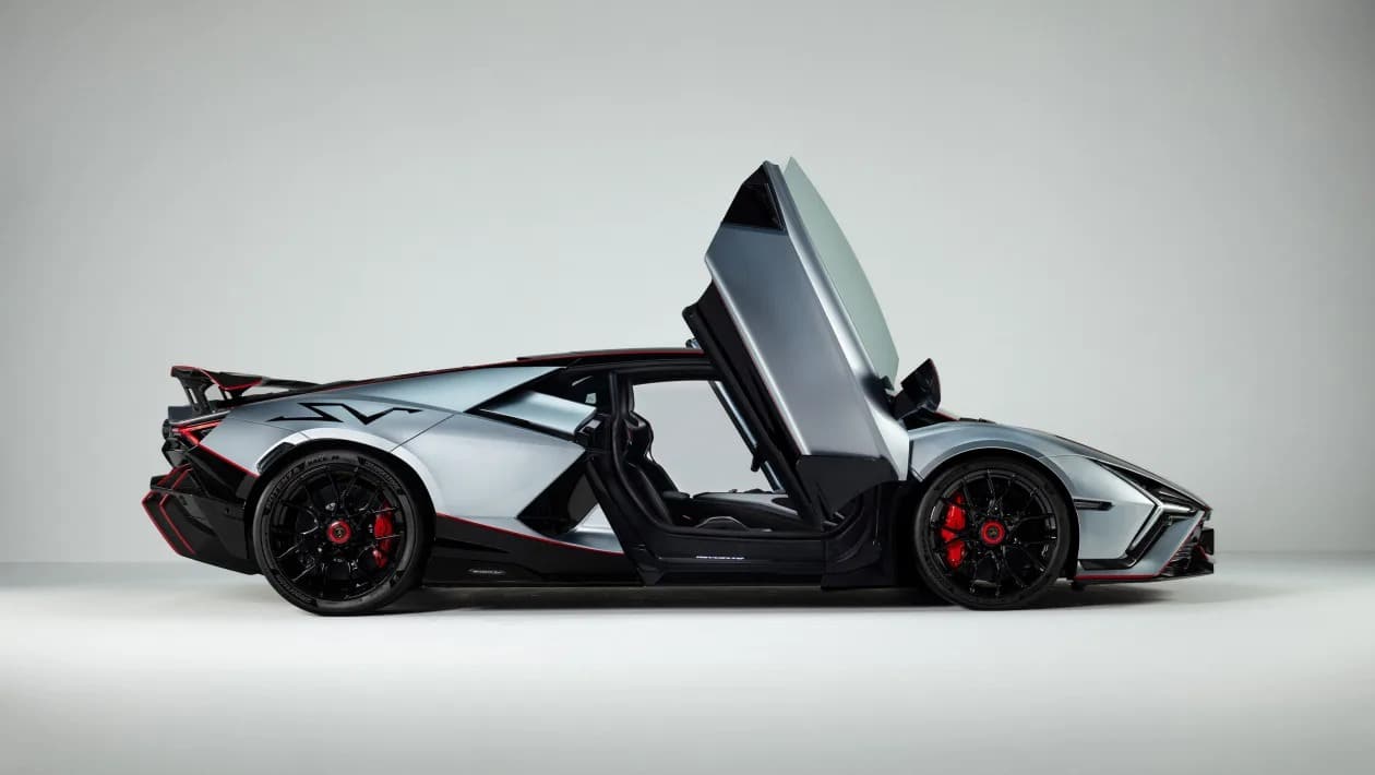 Η νέα PHEV Lamborghini Revuelto SV αποδίδει 1.050 PS και ξεπερνά τα 340 km/h