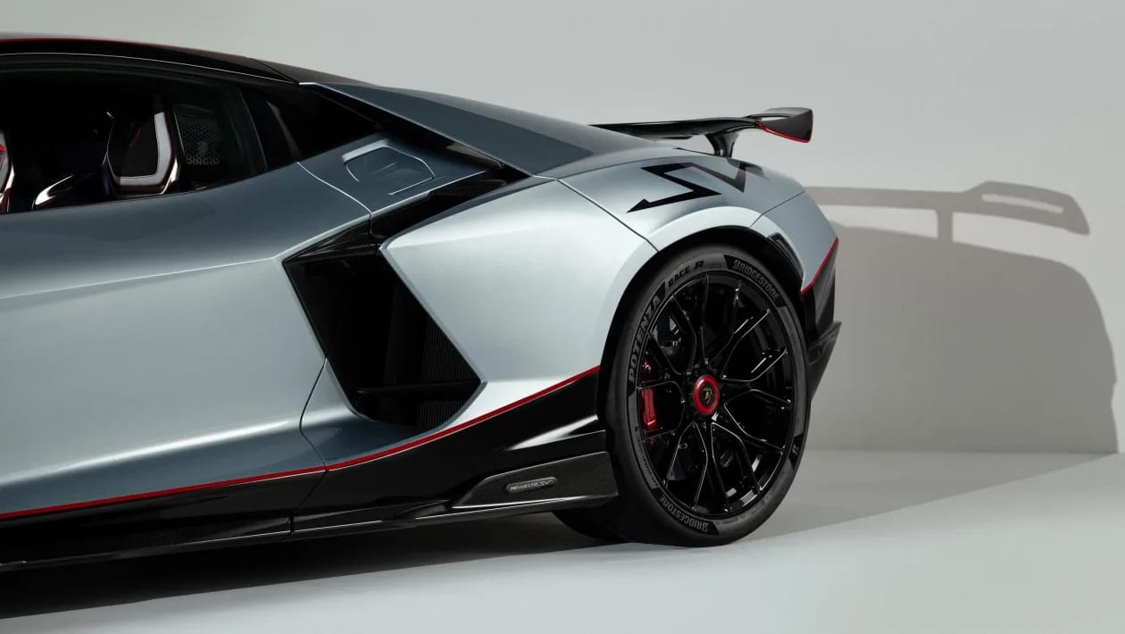Η νέα PHEV Lamborghini Revuelto SV αποδίδει 1.050 PS και ξεπερνά τα 340 km/h