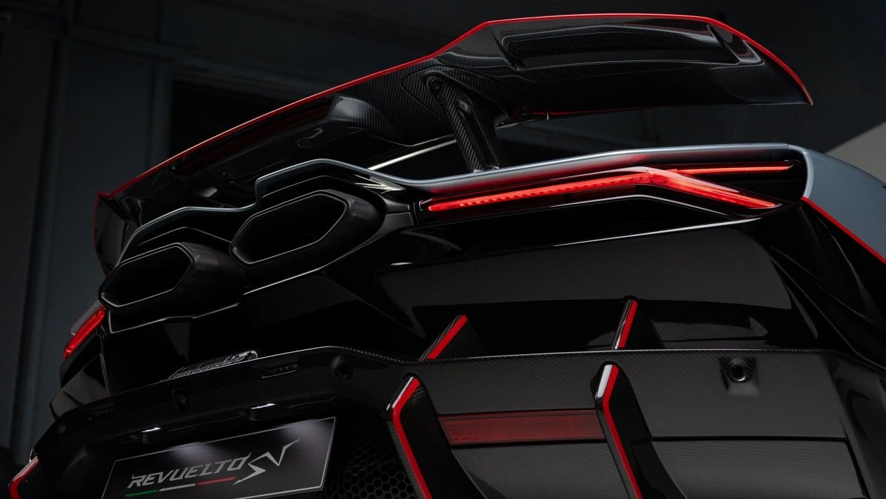 Η νέα PHEV Lamborghini Revuelto SV αποδίδει 1.050 PS και ξεπερνά τα 340 km/h