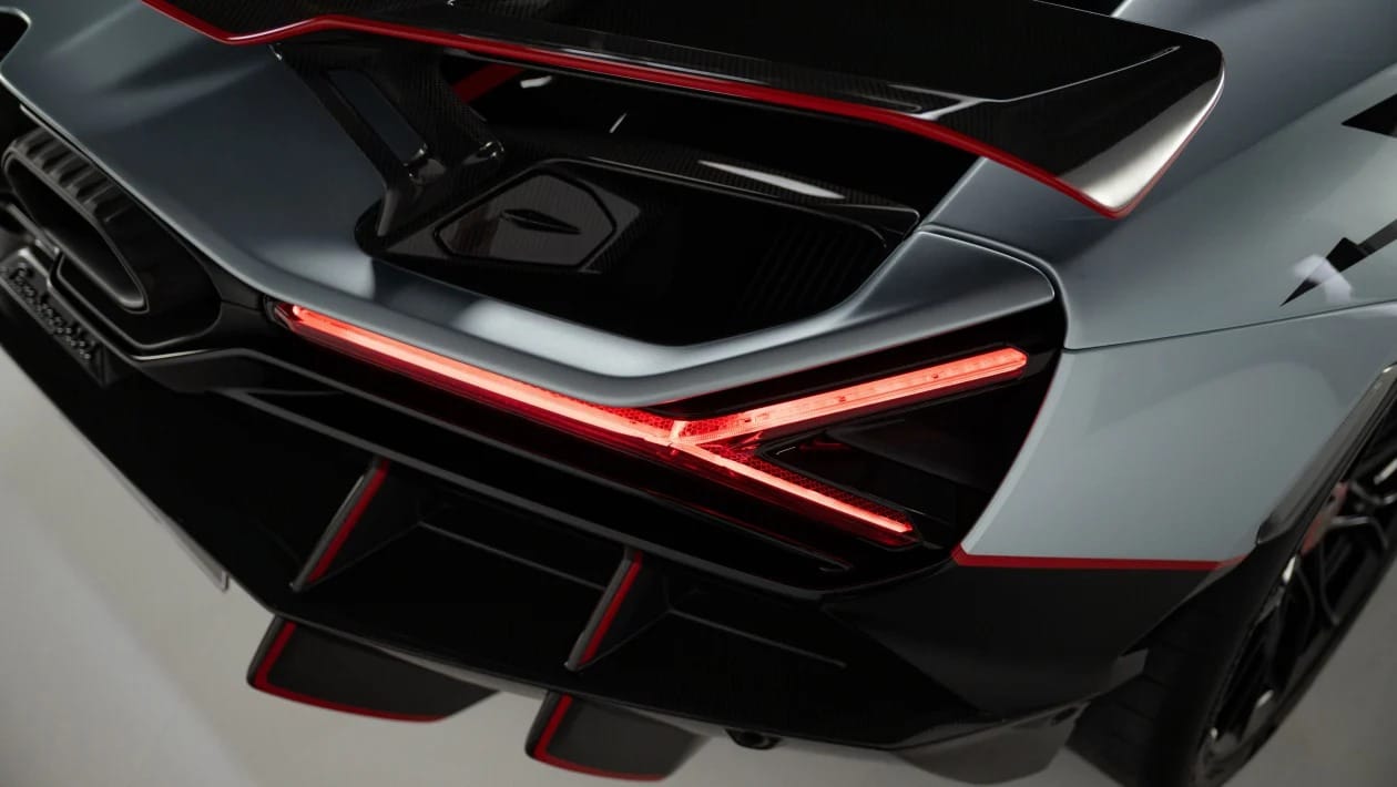 Η νέα PHEV Lamborghini Revuelto SV αποδίδει 1.050 PS και ξεπερνά τα 340 km/h
