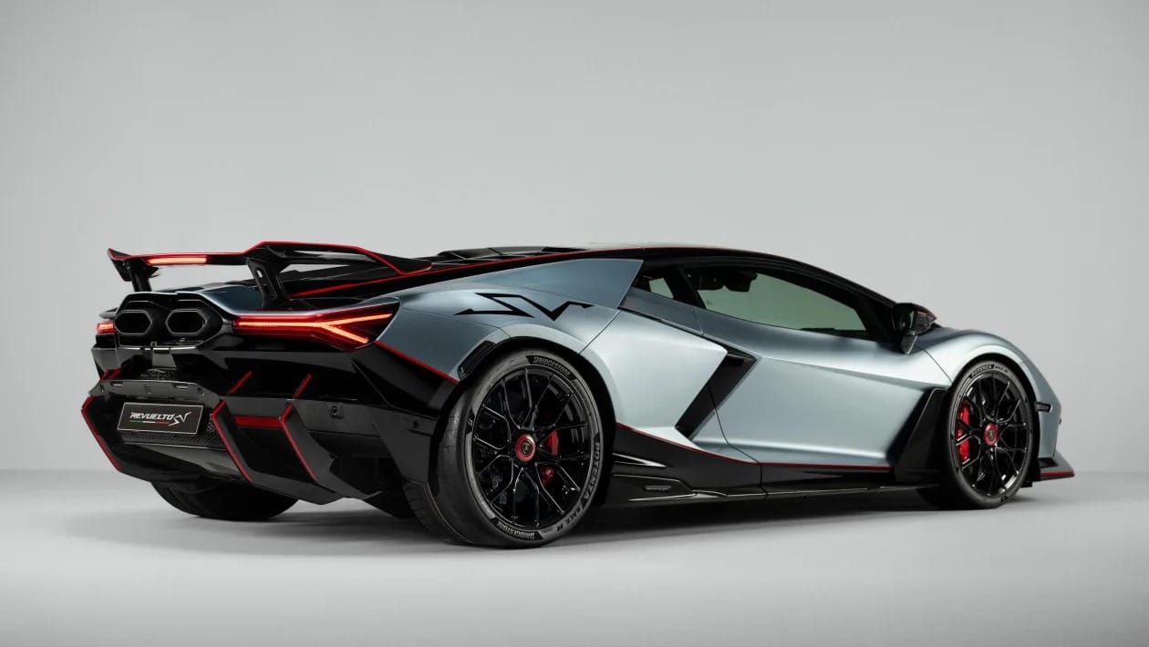 Η νέα PHEV Lamborghini Revuelto SV αποδίδει 1.050 PS και ξεπερνά τα 340 km/h
