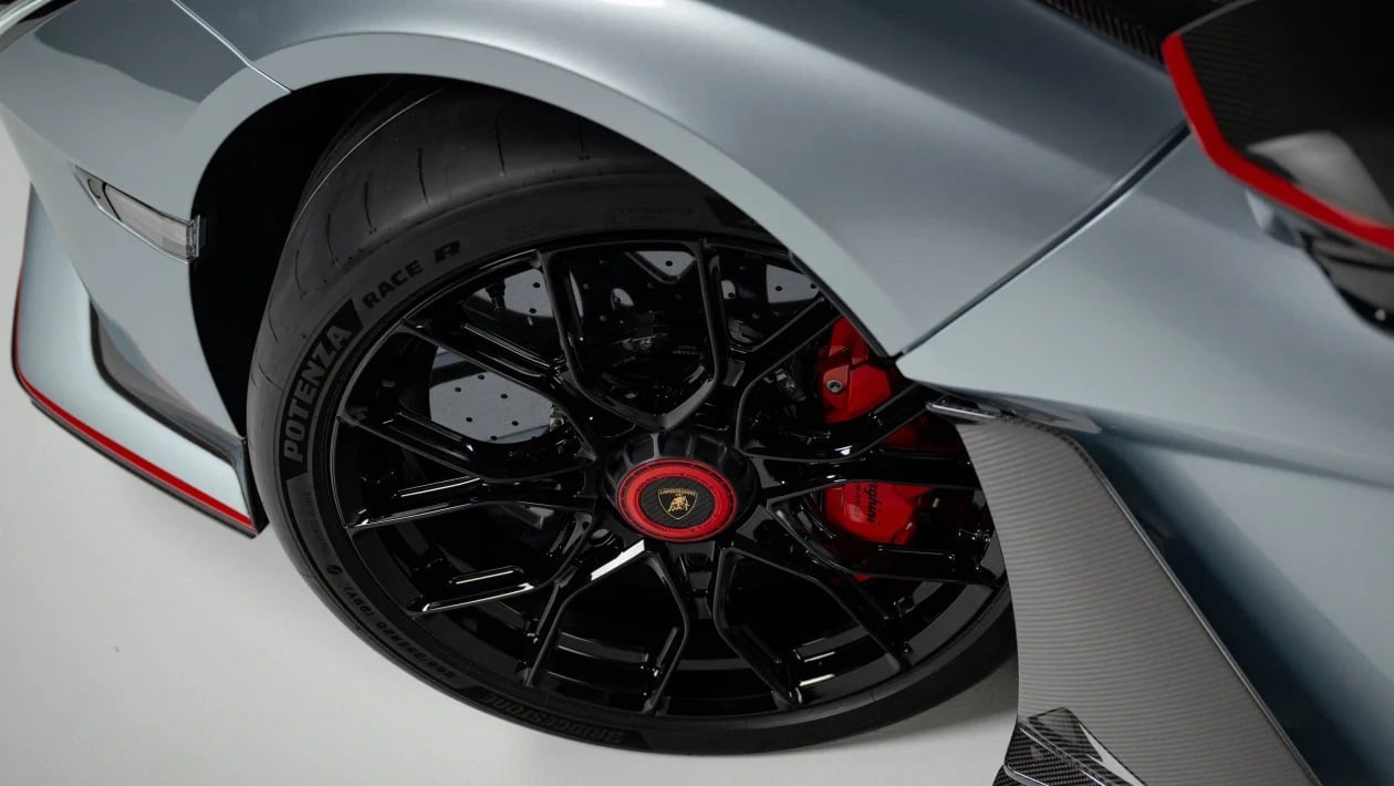 Η νέα PHEV Lamborghini Revuelto SV αποδίδει 1.050 PS και ξεπερνά τα 340 km/h