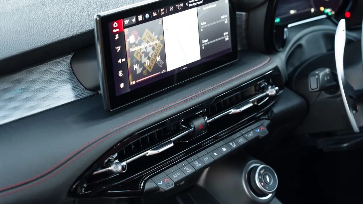 Νέα Alfa Romeo Tonale PHEV: 266 PS και εκρηκτικό ιταλικό στιλ