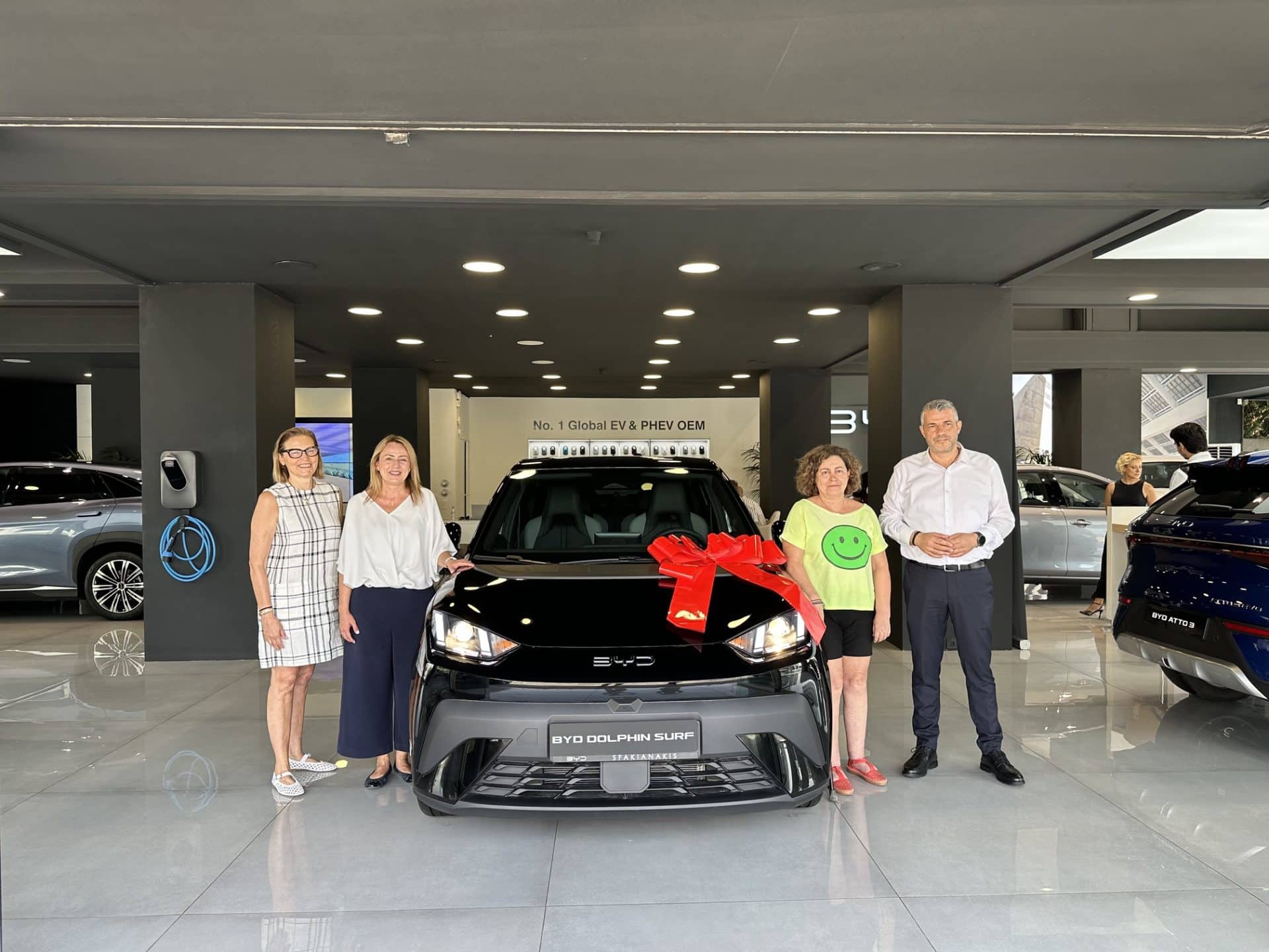 Ο Όμιλος Σφακιανάκη παρέδωσε το ηλεκτρικό BYD DOLPHIN SURF στη μεγάλη νικήτρια της Λαχειοφόρου Αγοράς της ΕΛΕΠΑΠ
