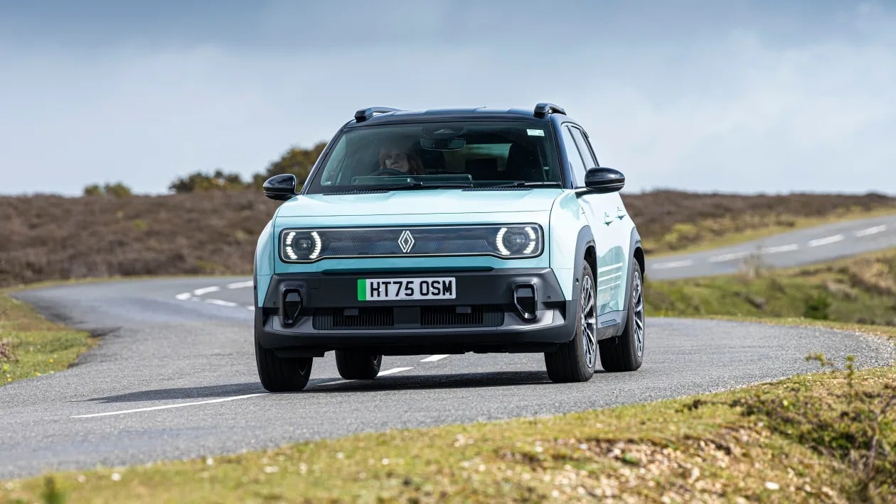 Renault 4 E-Tech: Πώς τα καταφέρνει στην καθημερινή χρήση