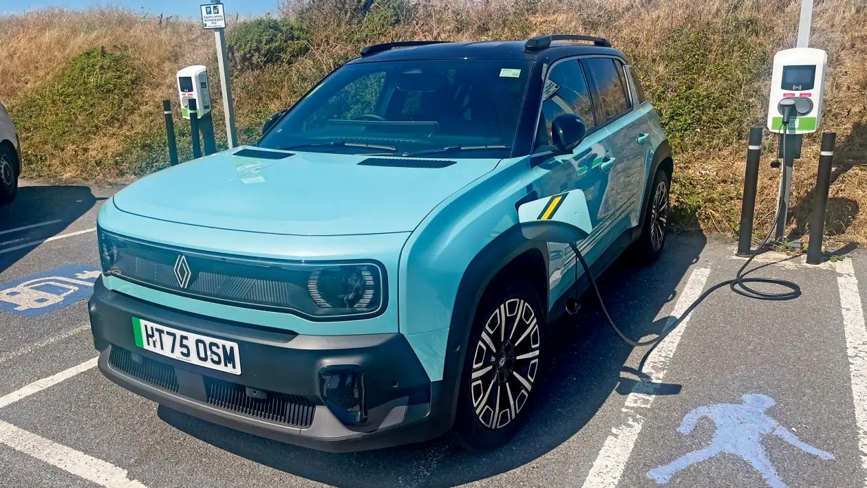 Renault 4 E-Tech: Πώς τα καταφέρνει στην καθημερινή χρήση