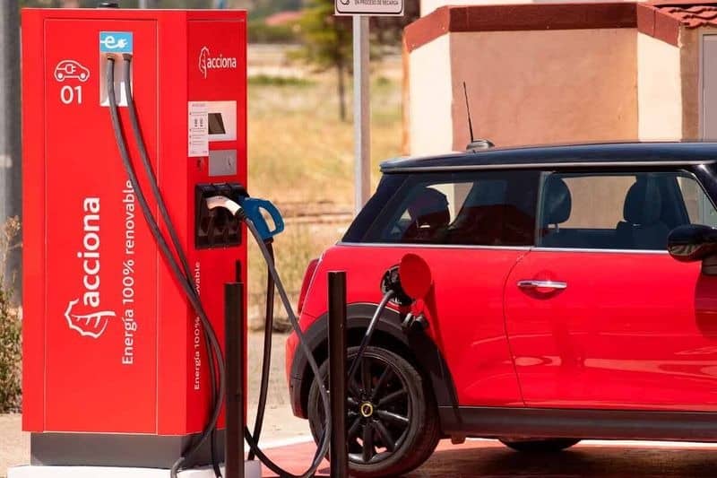ADAC: Η φόρτιση του EV κρύβει απώλειες - Πόσο ρεύμα χάνεται στην πράξη