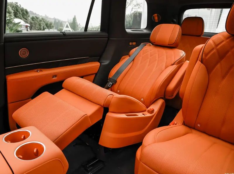 Τεράστιο SUV 5,3 μέτρων κάνει 465 χλμ. ηλεκτρικά και ξεπερνά τα 1.500 χλμ. συνολικά