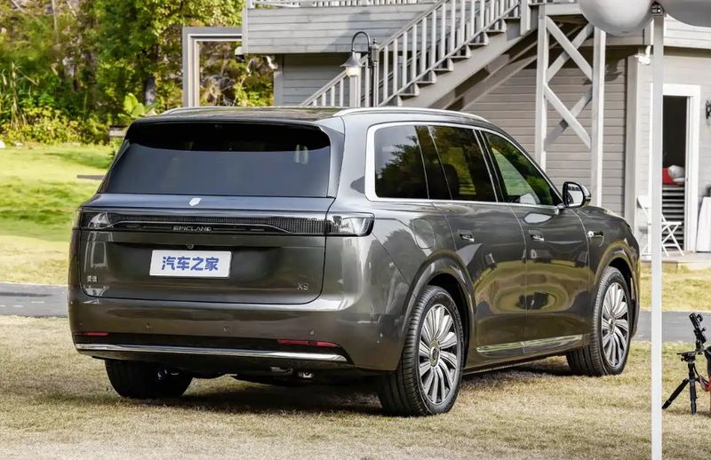 Τεράστιο SUV 5,3 μέτρων κάνει 465 χλμ. ηλεκτρικά και ξεπερνά τα 1.500 χλμ. συνολικά