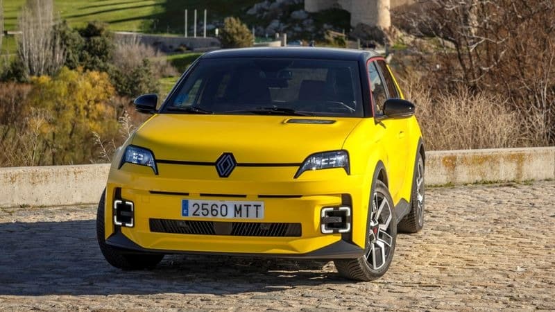Renault 5 vs Volkswagen ID.Polo: Ποιο από τα δύο έχει τελικά το πάνω χέρι;