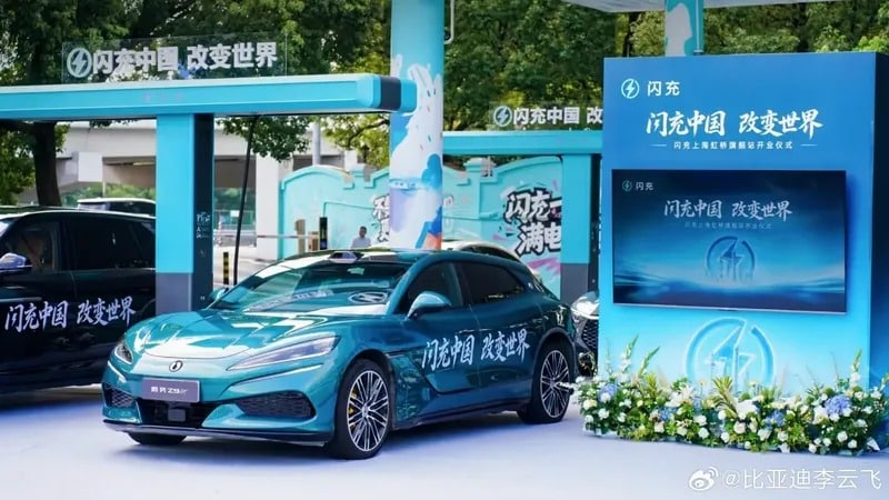 Η BYD μετατρέπει βενζινάδικο σε σταθμό φόρτισης-αστραπή: 10%-70% σε μόλις 5 λεπτά