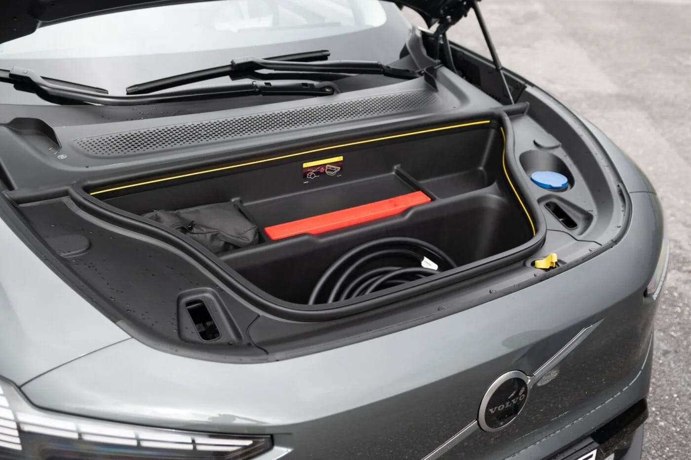 Το Volvo EX60 εντυπωσιάζει με την εκλεπτυσμένη οδήγησή του