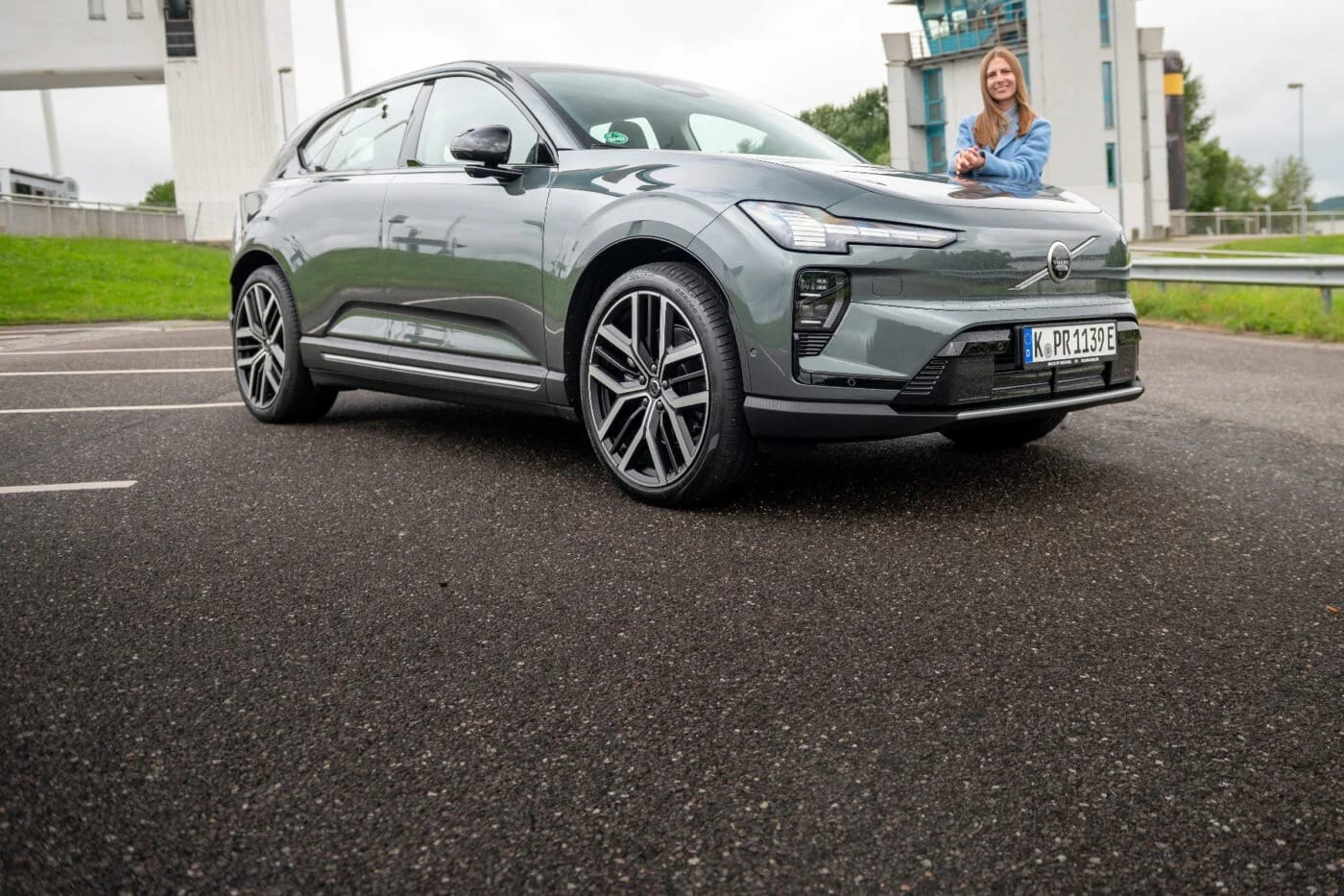 Το Volvo EX60 εντυπωσιάζει με την εκλεπτυσμένη οδήγησή του