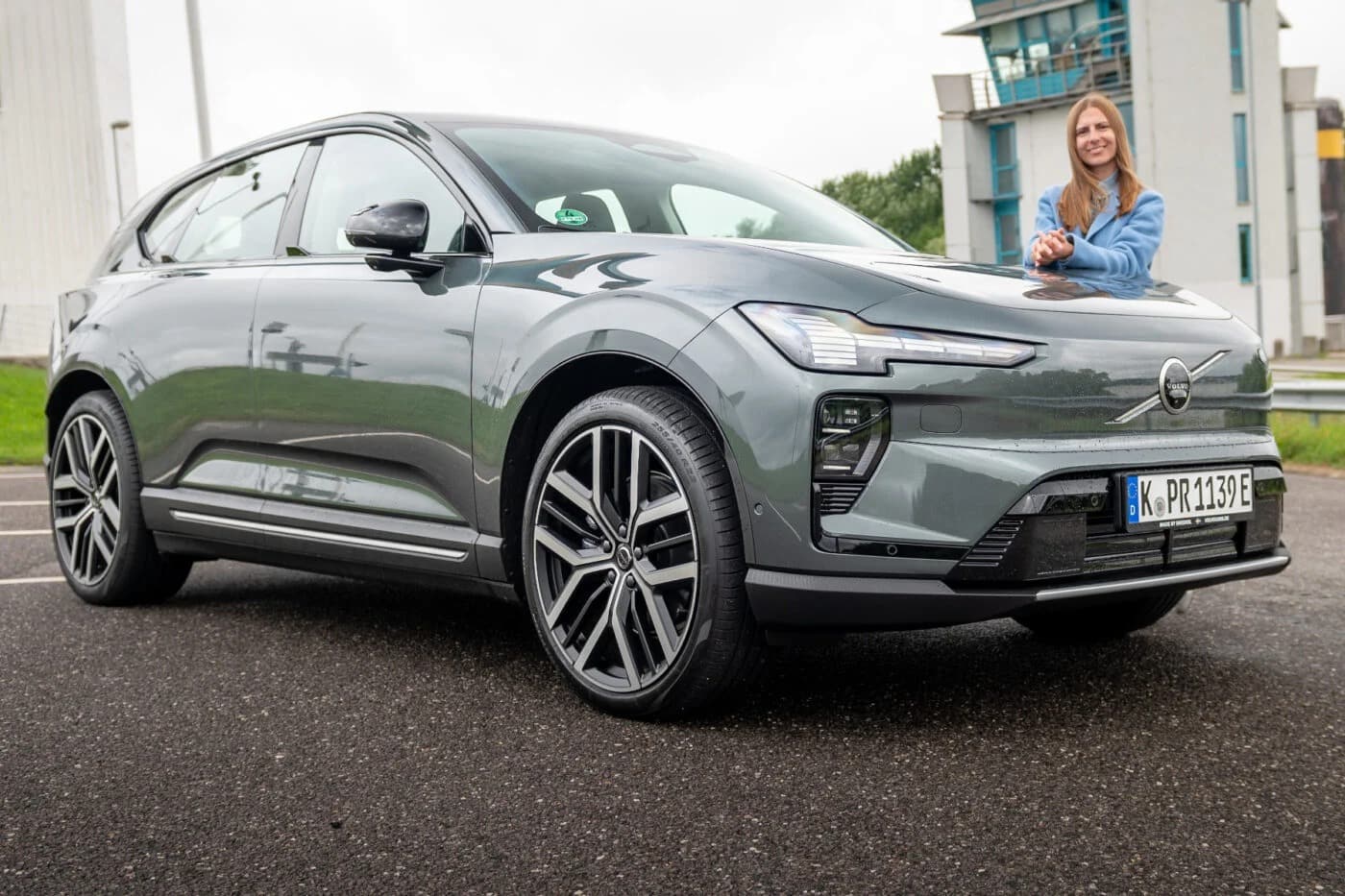 Το Volvo EX60 εντυπωσιάζει με την εκλεπτυσμένη οδήγησή του
