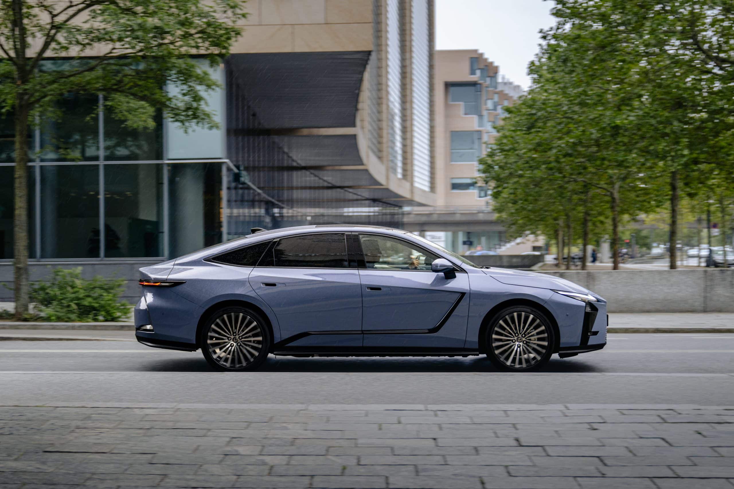 Νέο Lexus ES 350e: Η ηλεκτρική λιμουζίνα της Lexus αποκαλύπτει τα δυνατά της χαρτιά