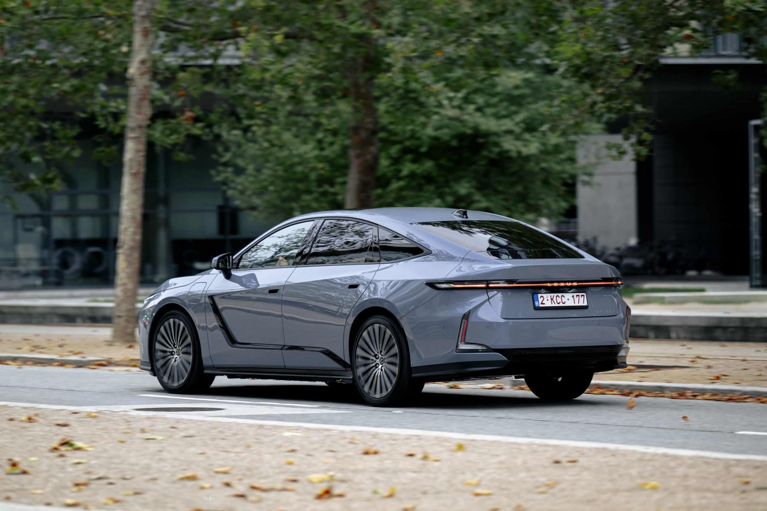 Νέο Lexus ES 350e: Η ηλεκτρική λιμουζίνα της Lexus αποκαλύπτει τα δυνατά της χαρτιά