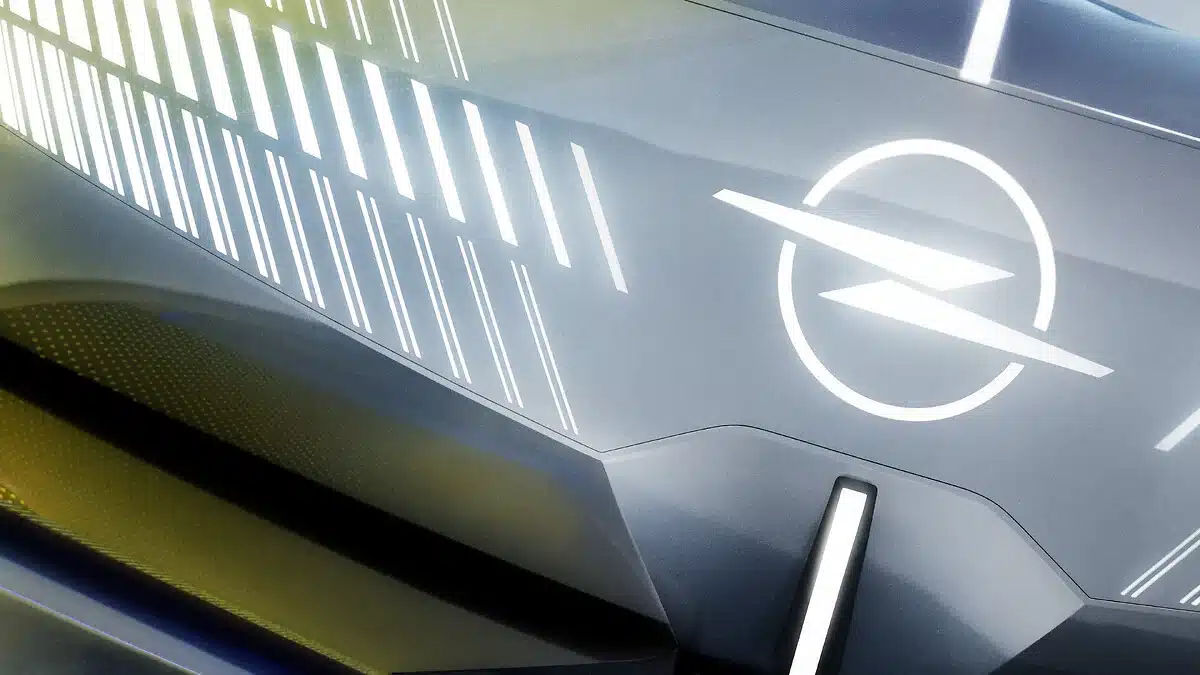 Opel STX Concept: Πρώτες εικόνες πριν την παγκόσμια πρεμιέρα στο Παρίσι