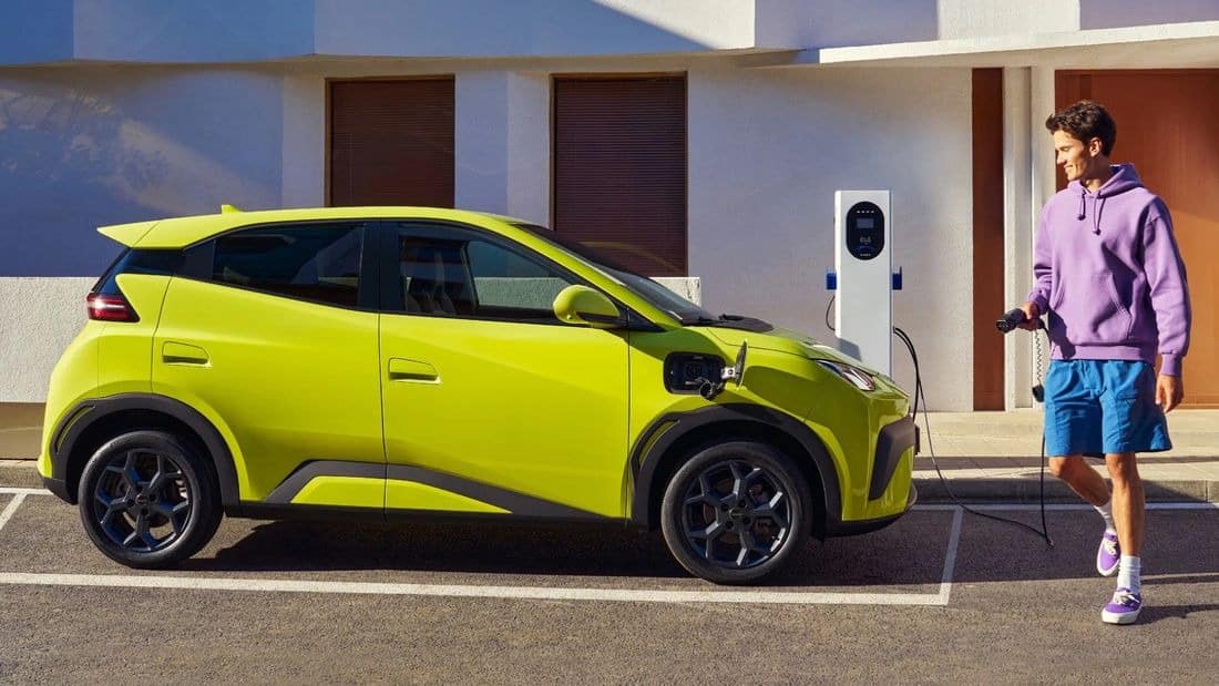 Twingo ή Dolphin Surf; Ποιο από τα δύο ηλεκτρικά ταιριάζει περισσότερο στην πόλη;