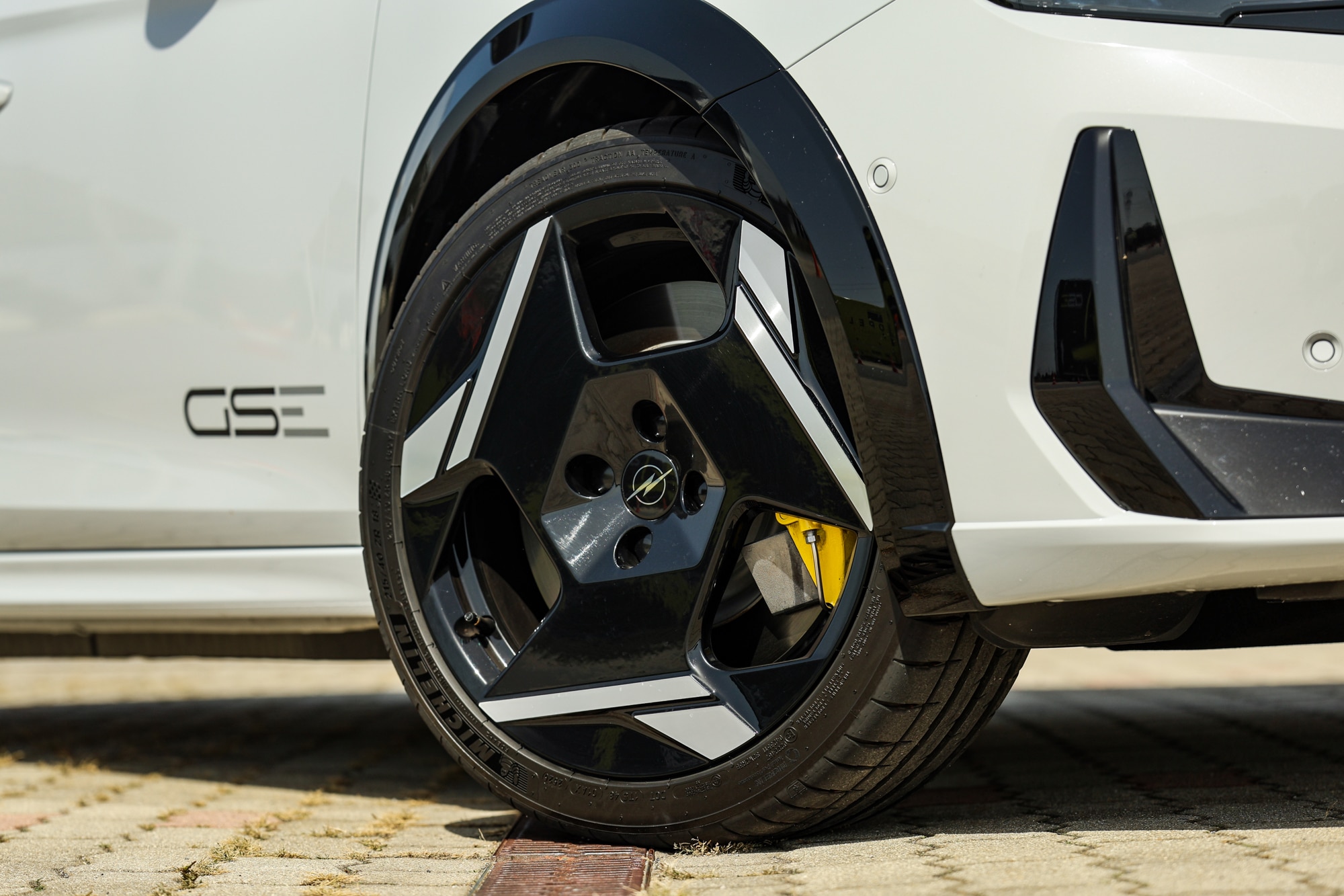 Opel Corsa GSE: Είναι καλύτερο το φθηνότερο «ξαδέρφι» του Peugeot e-208 GTi;