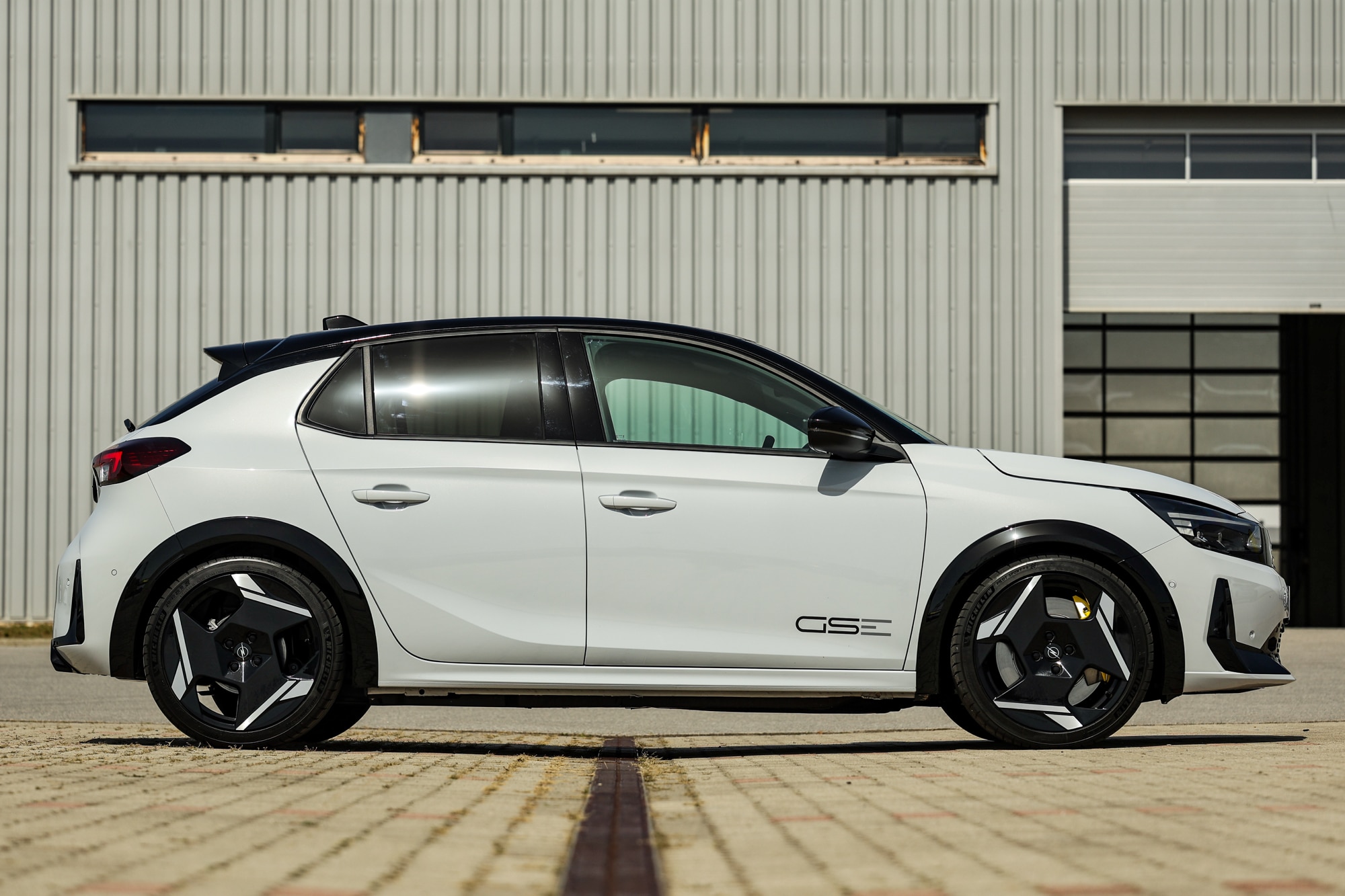 Opel Corsa GSE: Είναι καλύτερο το φθηνότερο «ξαδέρφι» του Peugeot e-208 GTi;