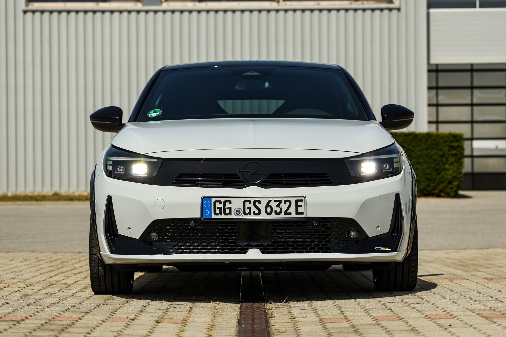 Opel Corsa GSE: Είναι καλύτερο το φθηνότερο «ξαδέρφι» του Peugeot e-208 GTi;
