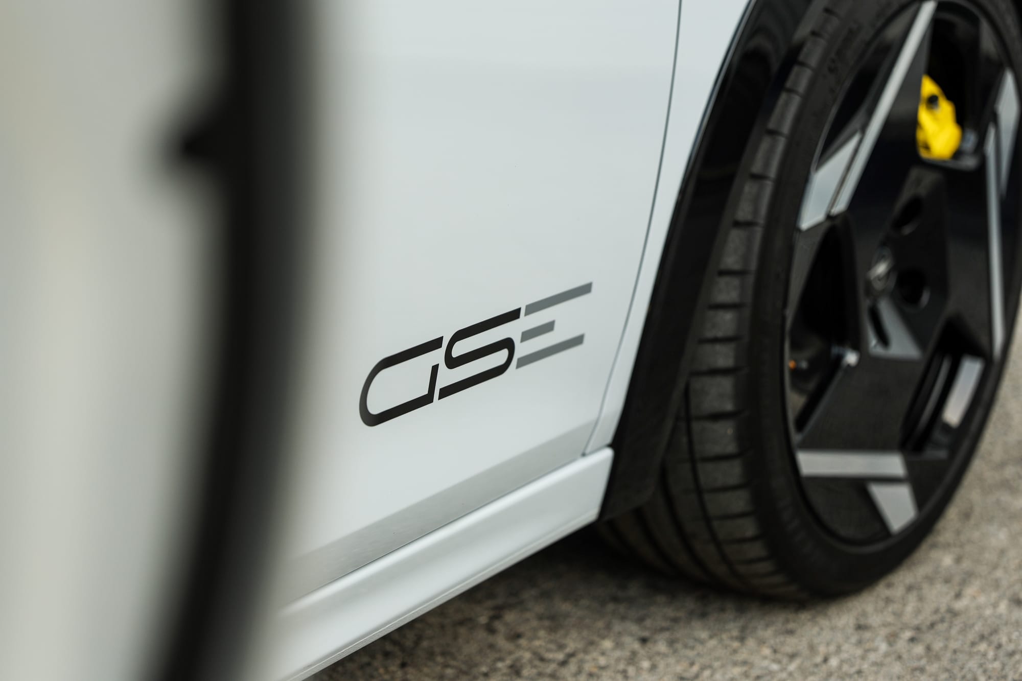 Opel Corsa GSE: Είναι καλύτερο το φθηνότερο «ξαδέρφι» του Peugeot e-208 GTi;