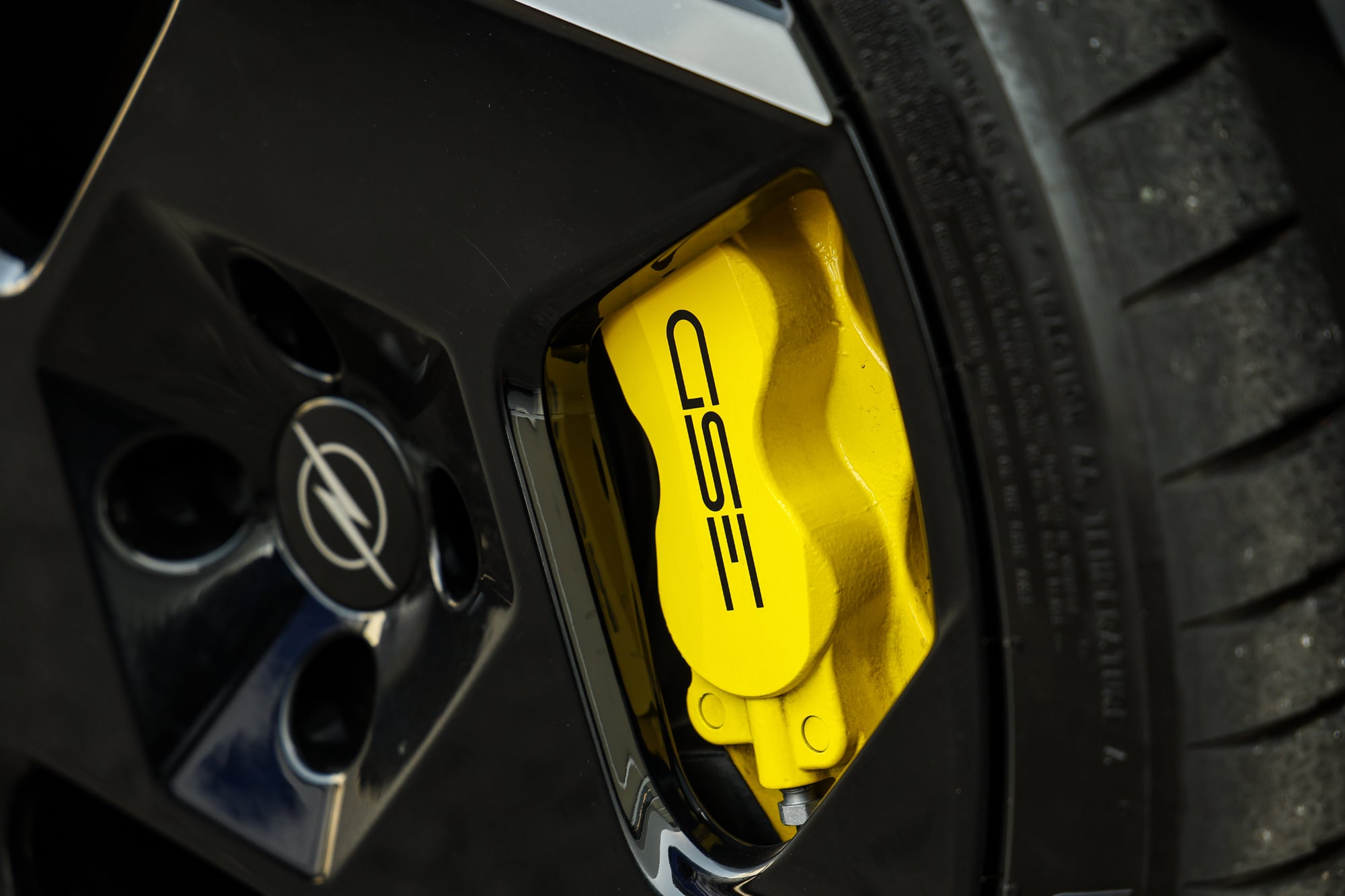 Opel Corsa GSE: Είναι καλύτερο το φθηνότερο «ξαδέρφι» του Peugeot e-208 GTi;