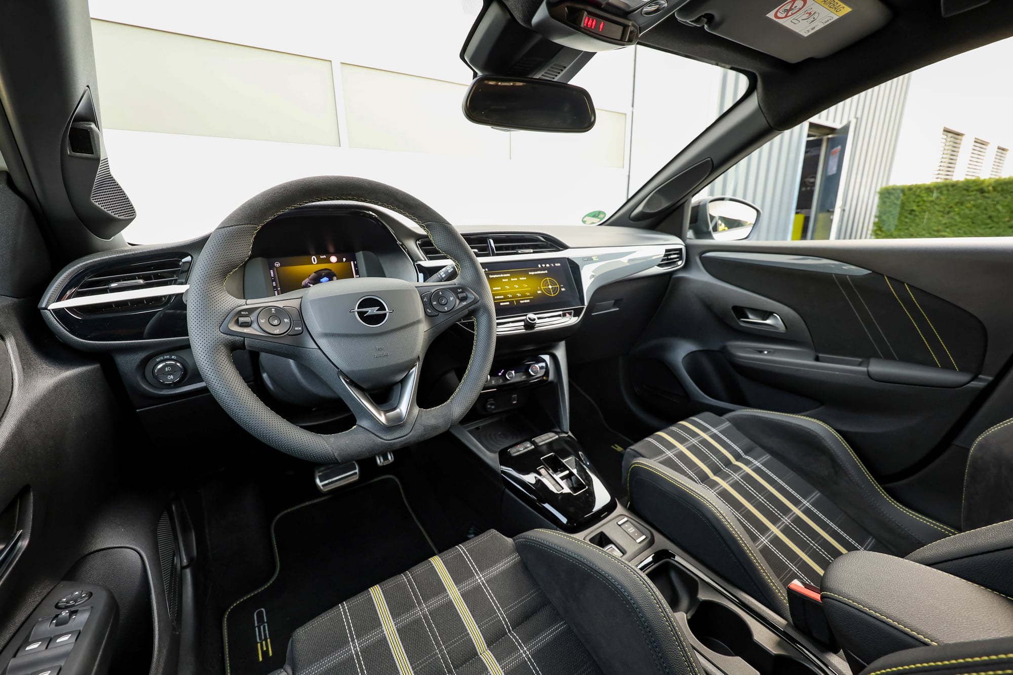 Opel Corsa GSE: Είναι καλύτερο το φθηνότερο «ξαδέρφι» του Peugeot e-208 GTi;