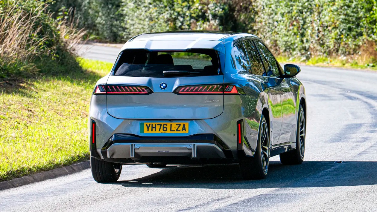 BMW iX3 40 M Sport 2026: Η «μικρή» έκδοση που τα σπάει