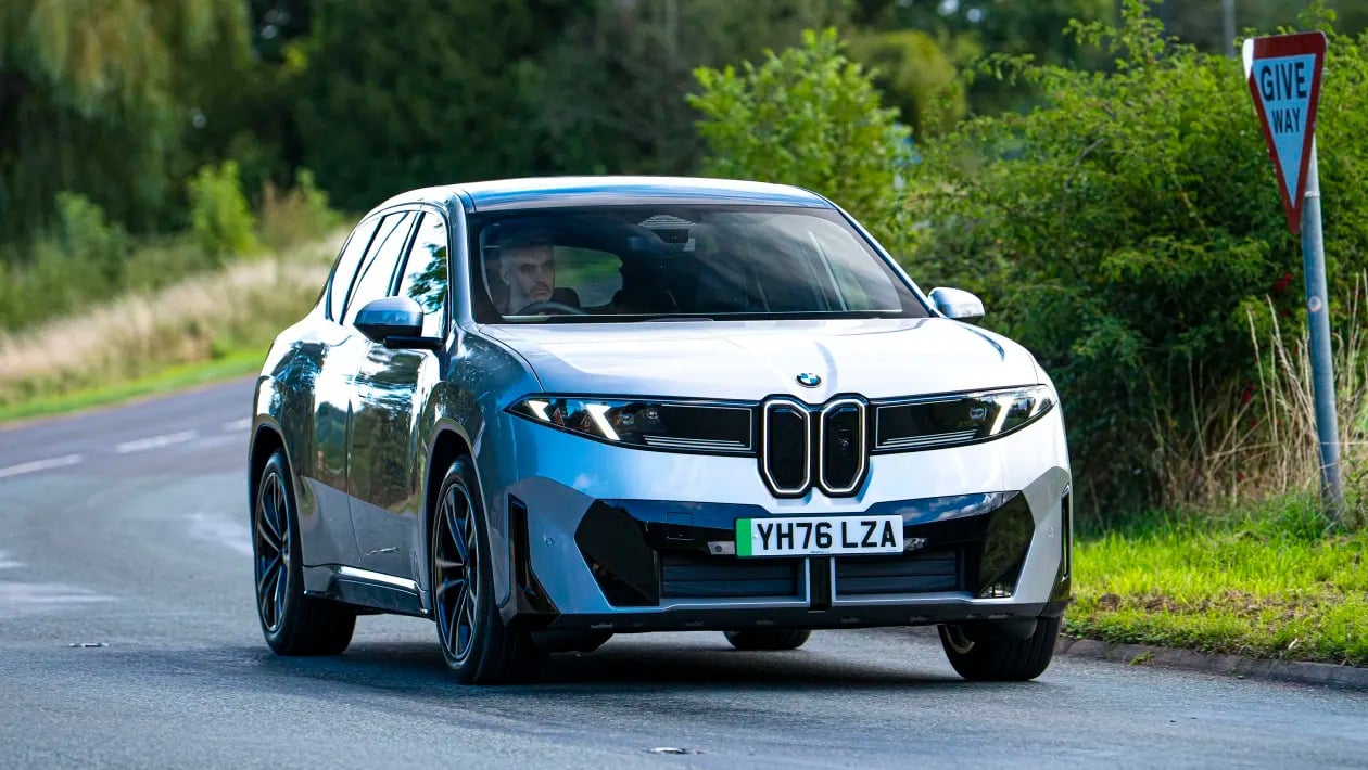 BMW iX3 40 M Sport 2026: Η «μικρή» έκδοση που τα σπάει
