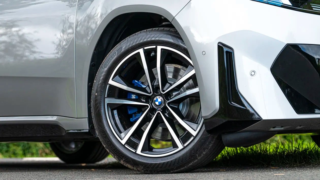 BMW iX3 40 M Sport 2026: Η «μικρή» έκδοση που τα σπάει