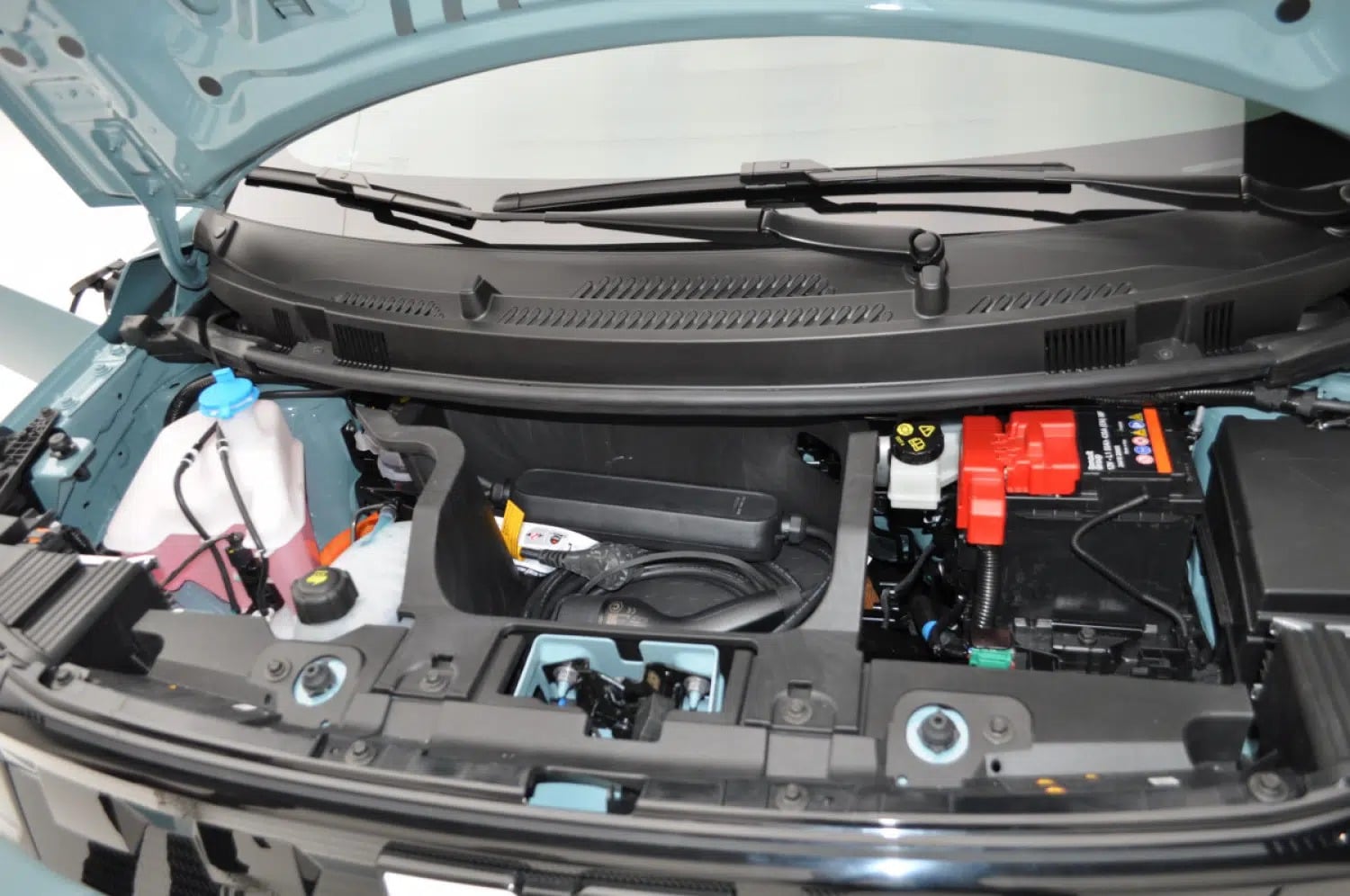 Το νέο Dacia Spring έχει δύο πλεονεκτήματα που δεν έχει το Renault Twingo