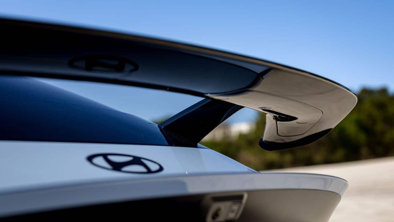 «Πίνοντας το αίμα» στη πίστα σε ένα Hyundai Ioniq 6 N 