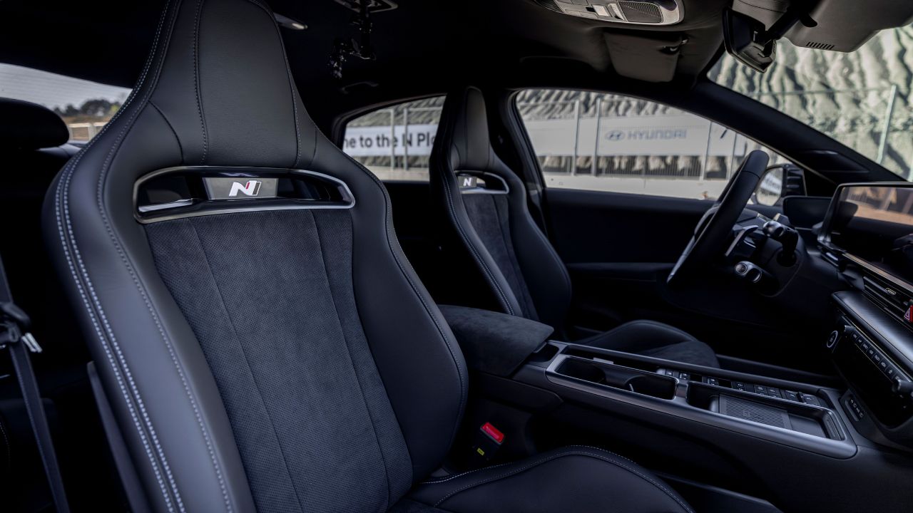 «Πίνοντας το αίμα» στη πίστα σε ένα Hyundai Ioniq 6 N 