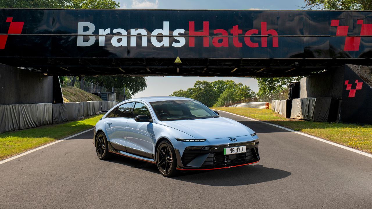 «Πίνοντας το αίμα» στη πίστα σε ένα Hyundai Ioniq 6 N 