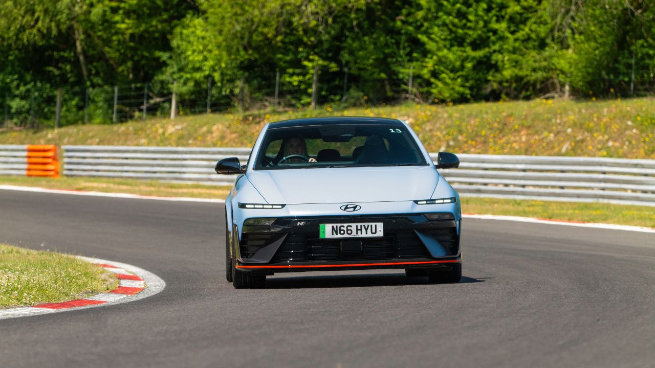 «Πίνοντας το αίμα» στη πίστα σε ένα Hyundai Ioniq 6 N 