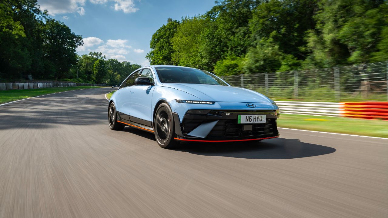 «Πίνοντας το αίμα» στη πίστα σε ένα Hyundai Ioniq 6 N