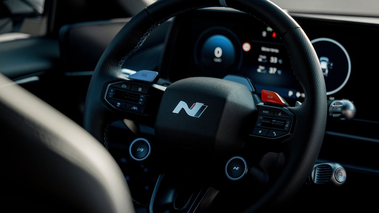 «Πίνοντας το αίμα» στη πίστα σε ένα Hyundai Ioniq 6 N 