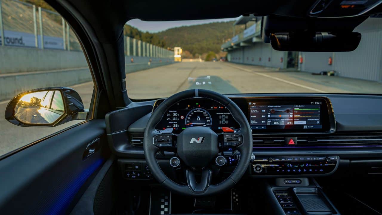 «Πίνοντας το αίμα» στη πίστα σε ένα Hyundai Ioniq 6 N 