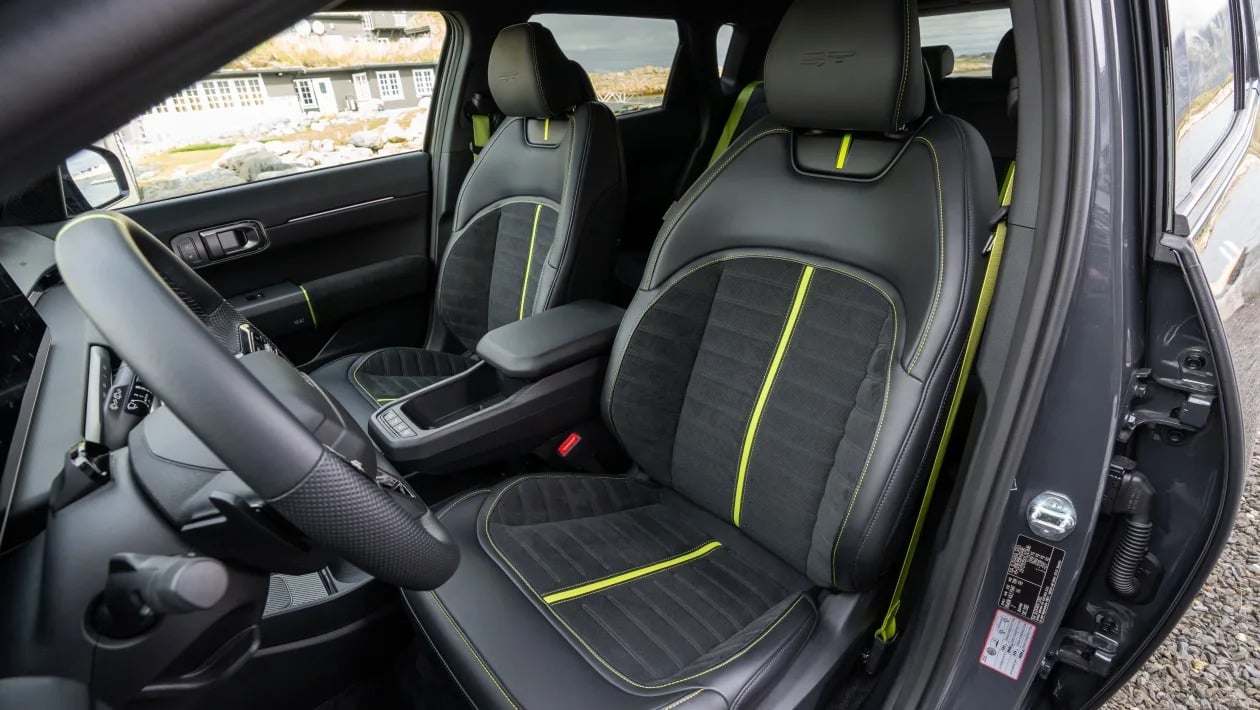 Η Kia βάζει φωτιά στα ηλεκτρικά hot hatch με το νέο EV4 GT