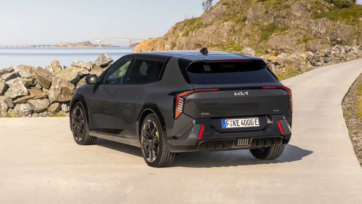 Η Kia βάζει φωτιά στα ηλεκτρικά hot hatch με το νέο EV4 GT