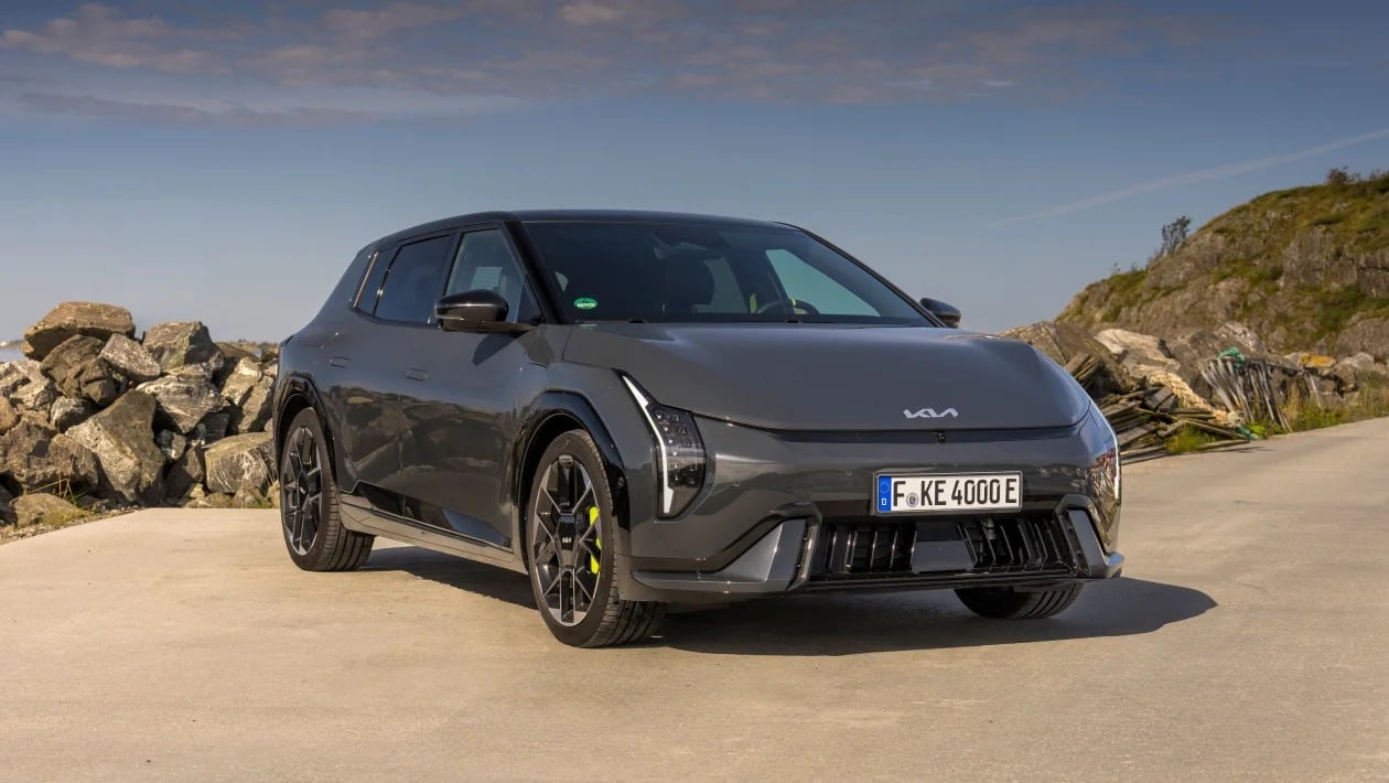 Η Kia βάζει φωτιά στα ηλεκτρικά hot hatch με το νέο EV4 GT