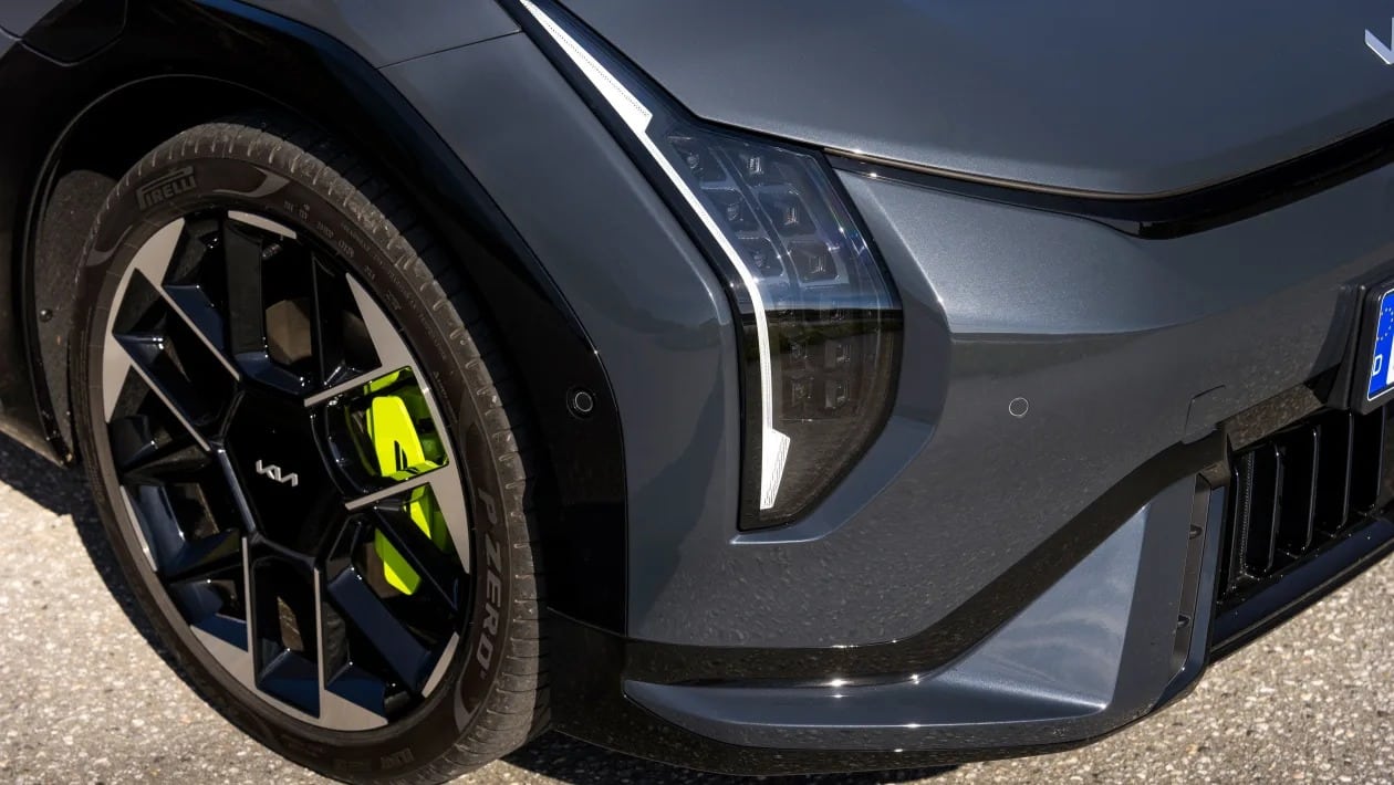 Η Kia βάζει φωτιά στα ηλεκτρικά hot hatch με το νέο EV4 GT