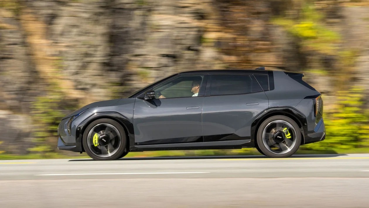 Η Kia βάζει φωτιά στα ηλεκτρικά hot hatch με το νέο EV4 GT