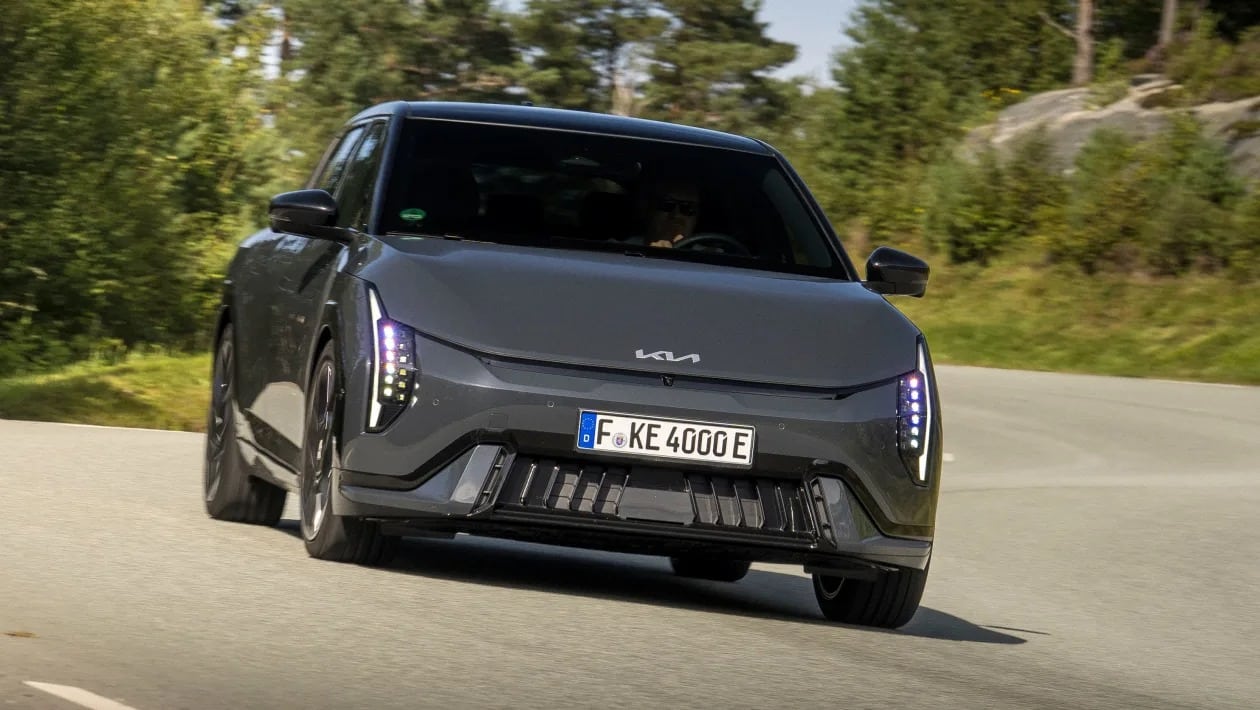 Η Kia βάζει φωτιά στα ηλεκτρικά hot hatch με το νέο EV4 GT