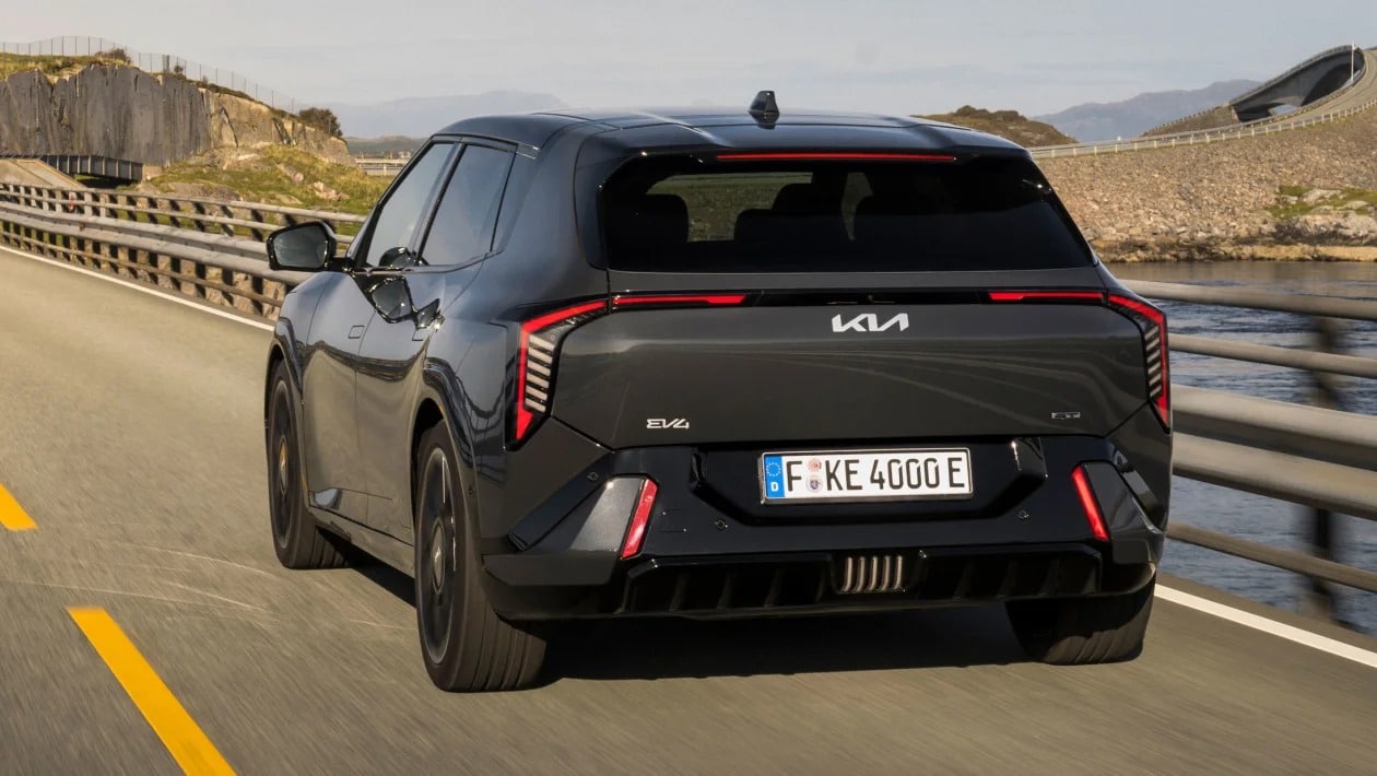 Η Kia βάζει φωτιά στα ηλεκτρικά hot hatch με το νέο EV4 GT