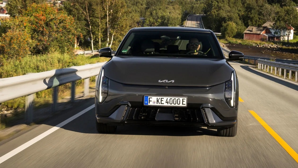 Η Kia βάζει φωτιά στα ηλεκτρικά hot hatch με το νέο EV4 GT