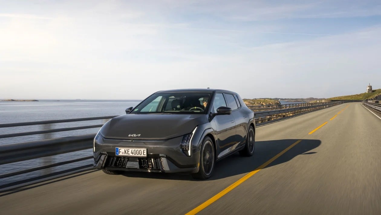 Η Kia βάζει φωτιά στα ηλεκτρικά hot hatch με το νέο EV4 GT