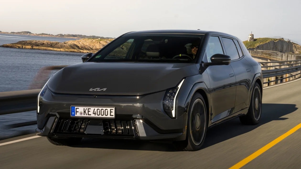 Η Kia βάζει φωτιά στα ηλεκτρικά hot hatch με το νέο EV4 GT