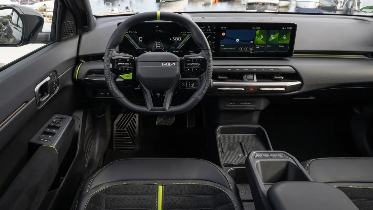 Η Kia βάζει φωτιά στα ηλεκτρικά hot hatch με το νέο EV4 GT